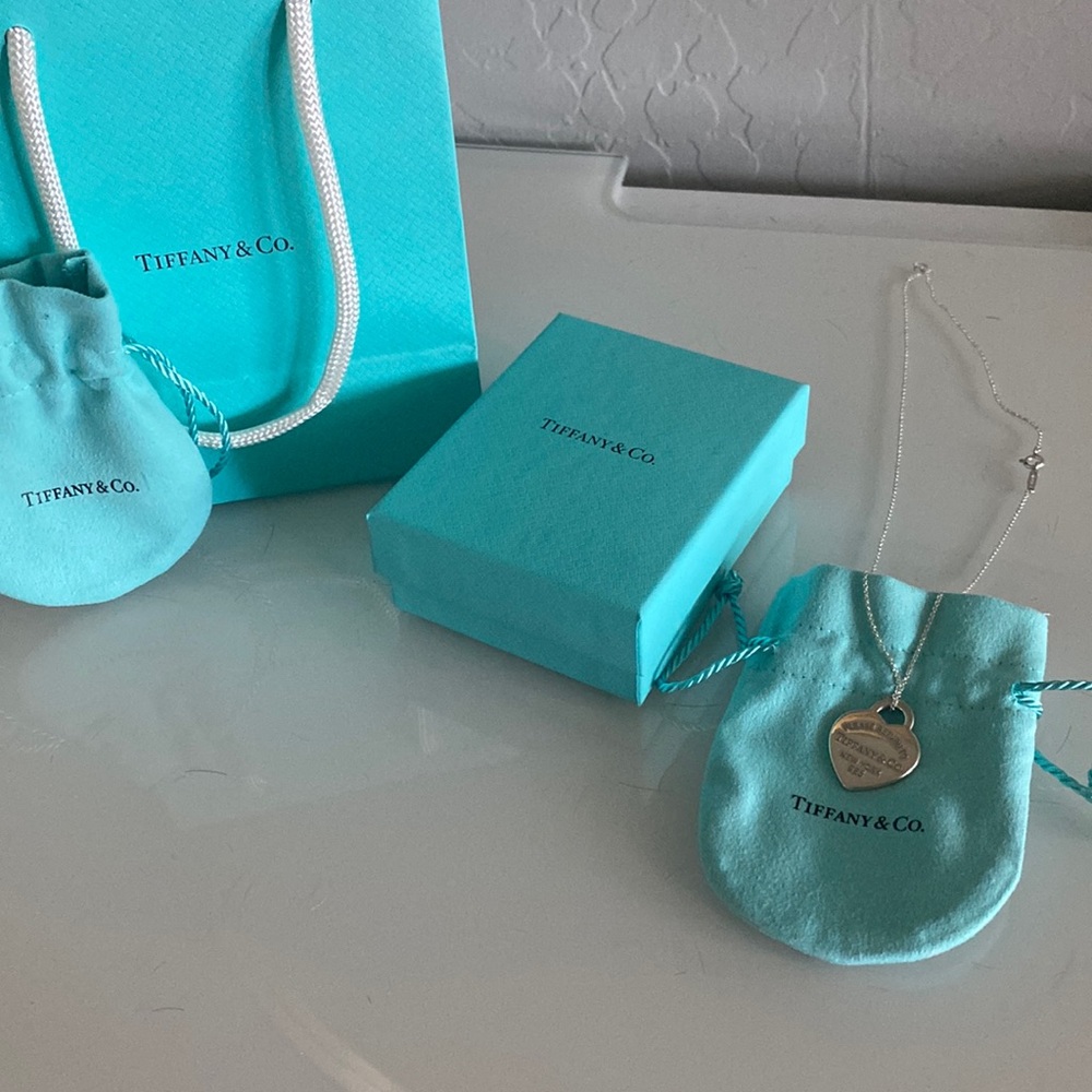 Tiffany and co hear pendant necklace